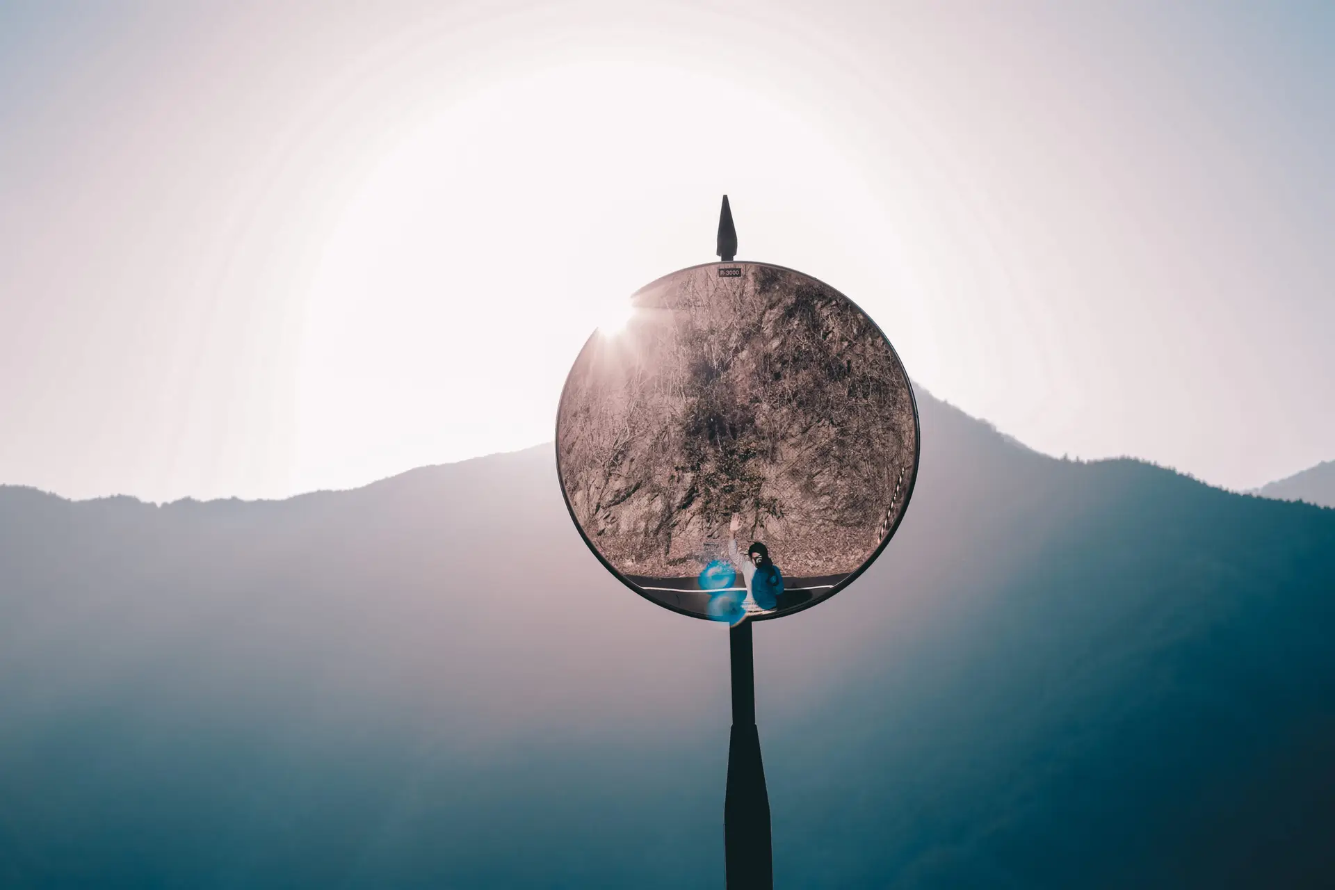 Spiegel-Skulptur mit Reflexion in einer Berglandschaft