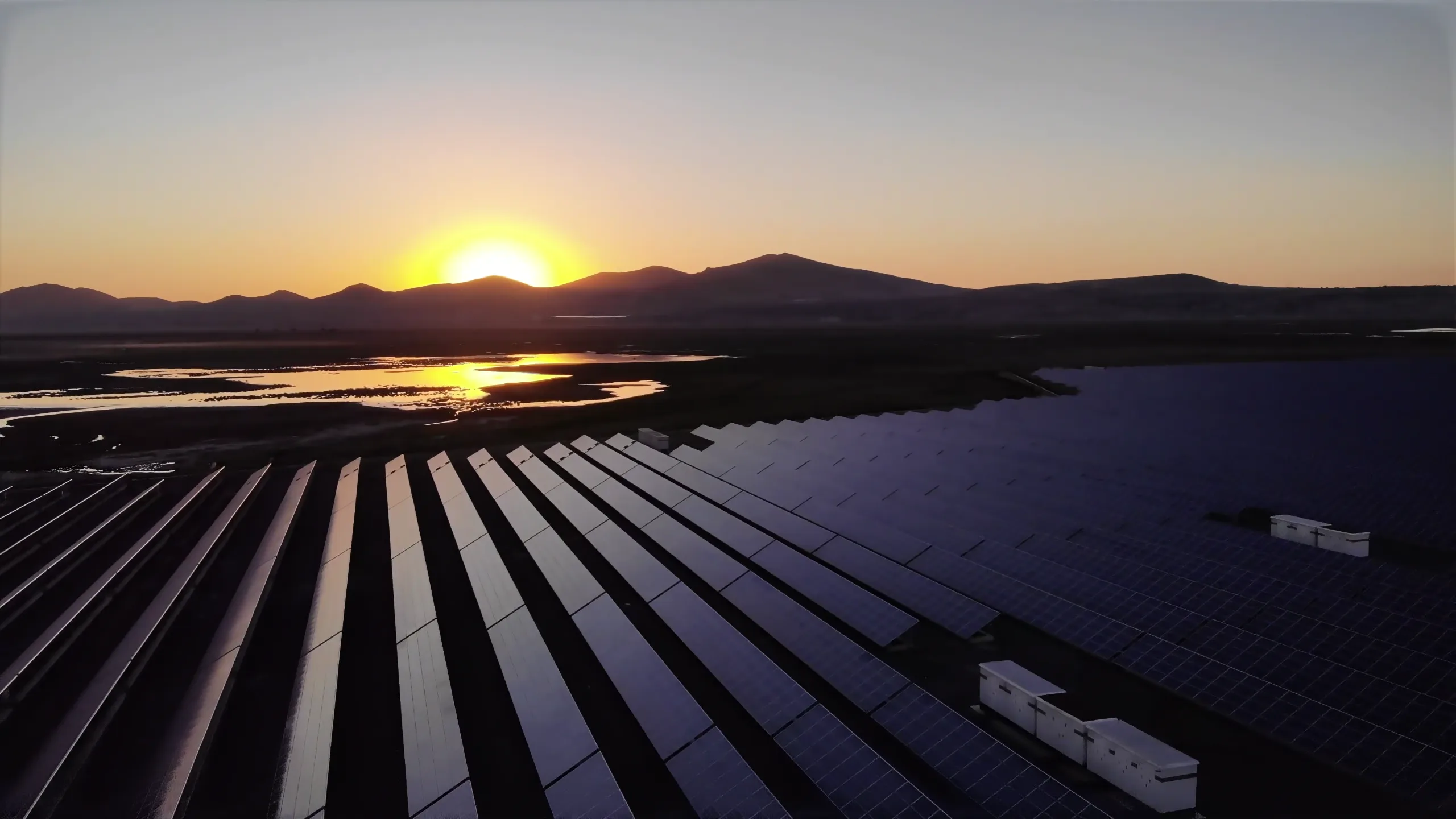 Solarpark bei Sonnenuntergang
