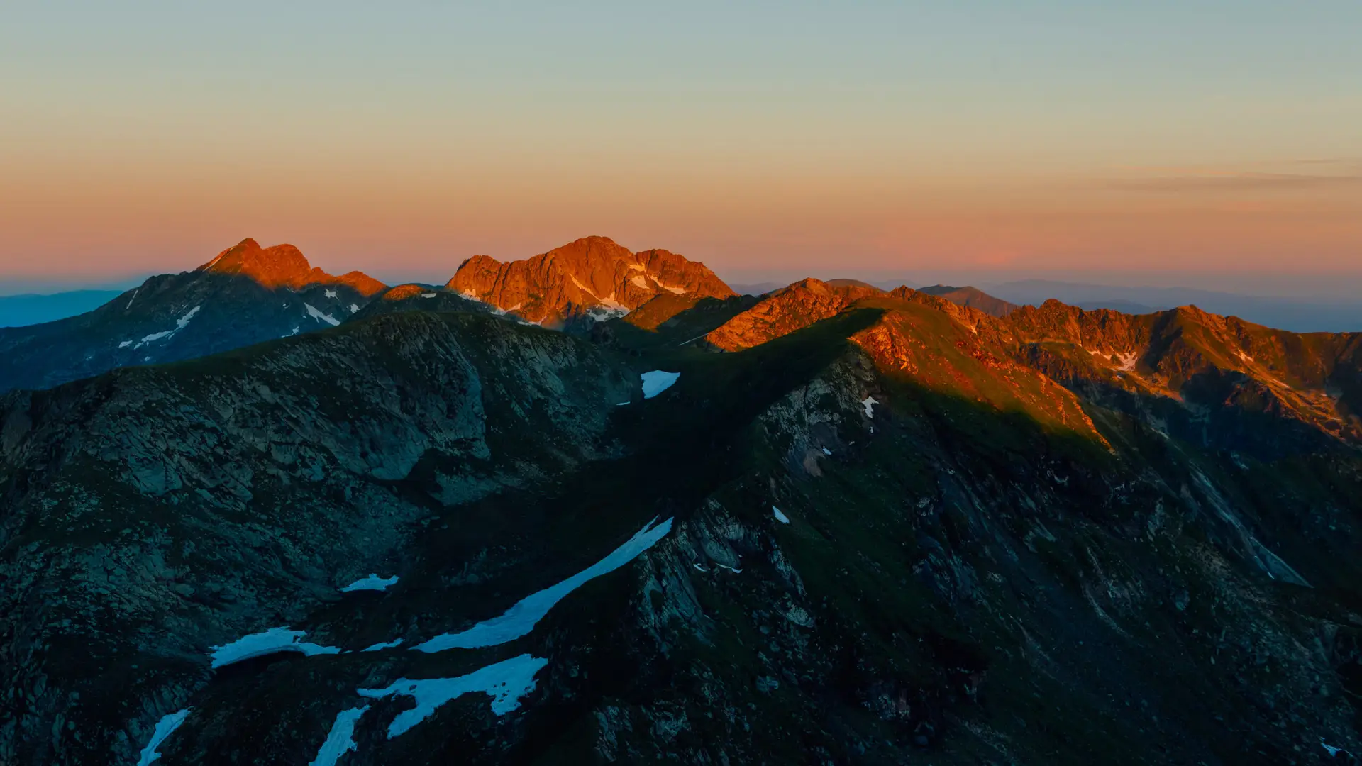 Sonnenaufgang über einer Berglandschaft