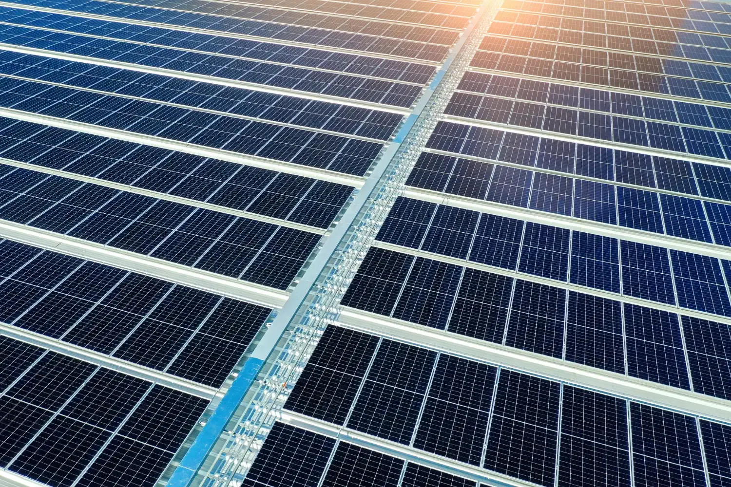 Nahaufnahme eines grossflächigen Solarparks aus der Luft