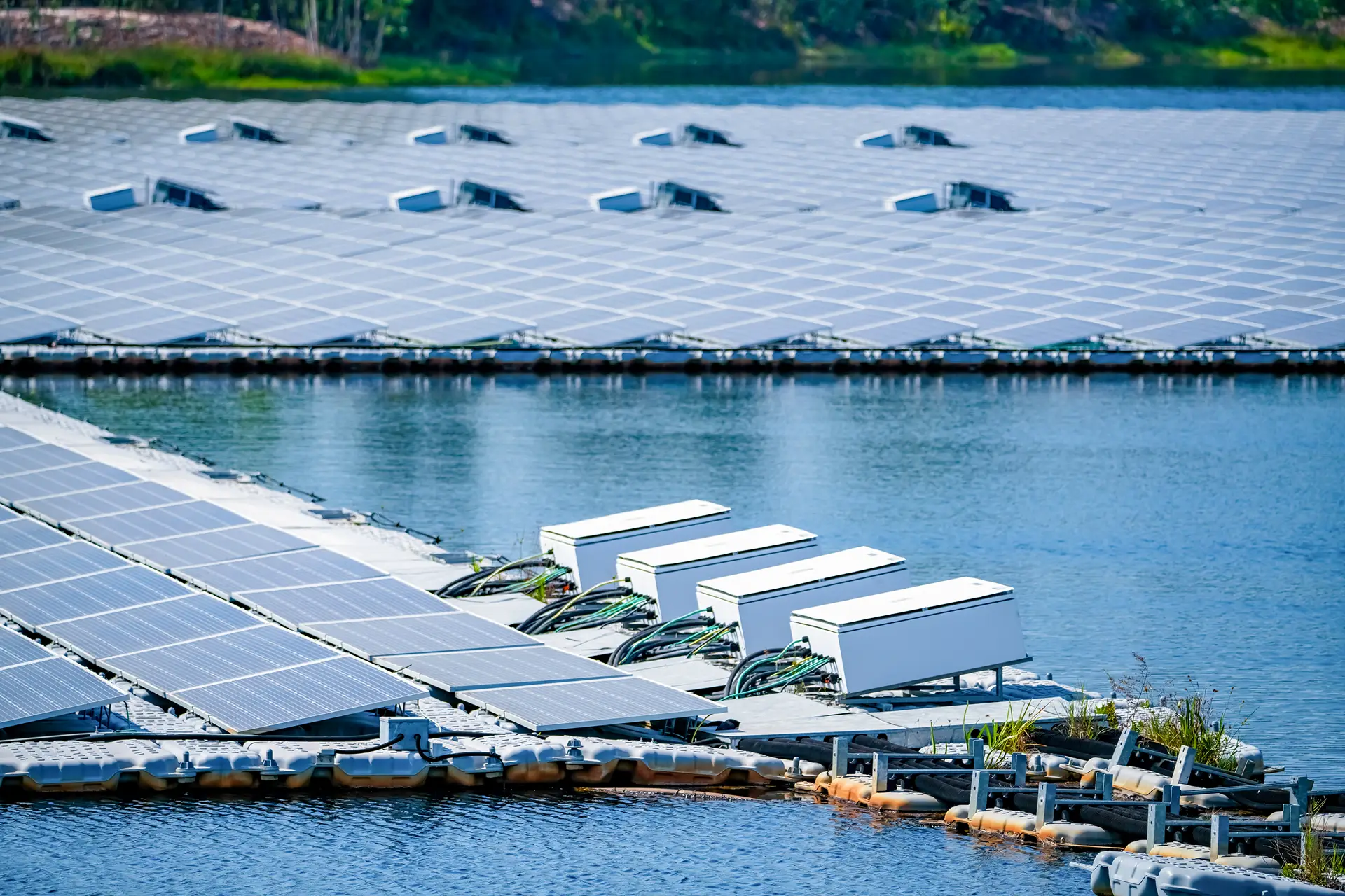 Schwimmende Solaranlage auf einem Gewässer