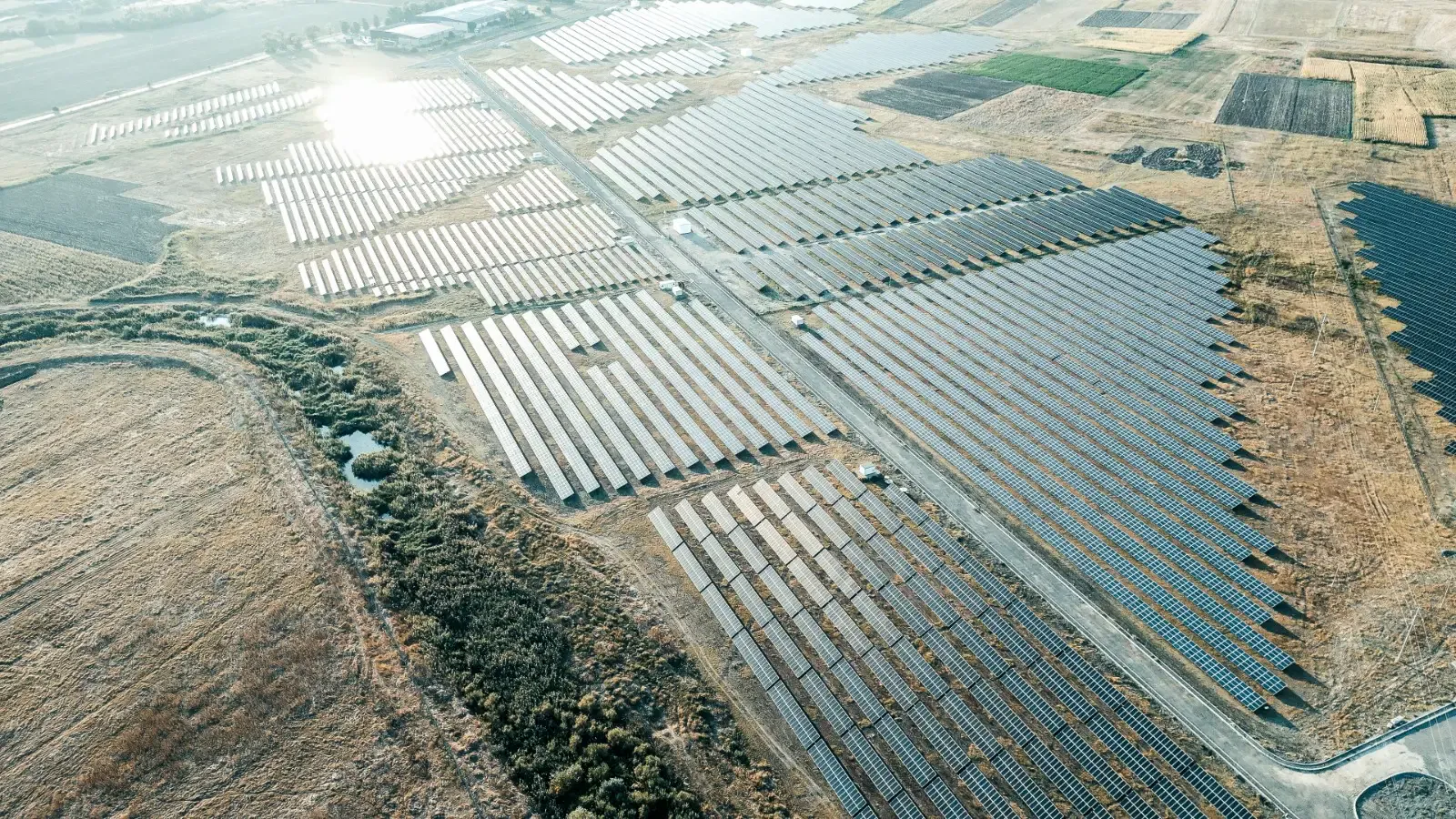 Sveti Nikole Solarpark in Nordmazedonien aus der Luft bei Sonnenaufgang