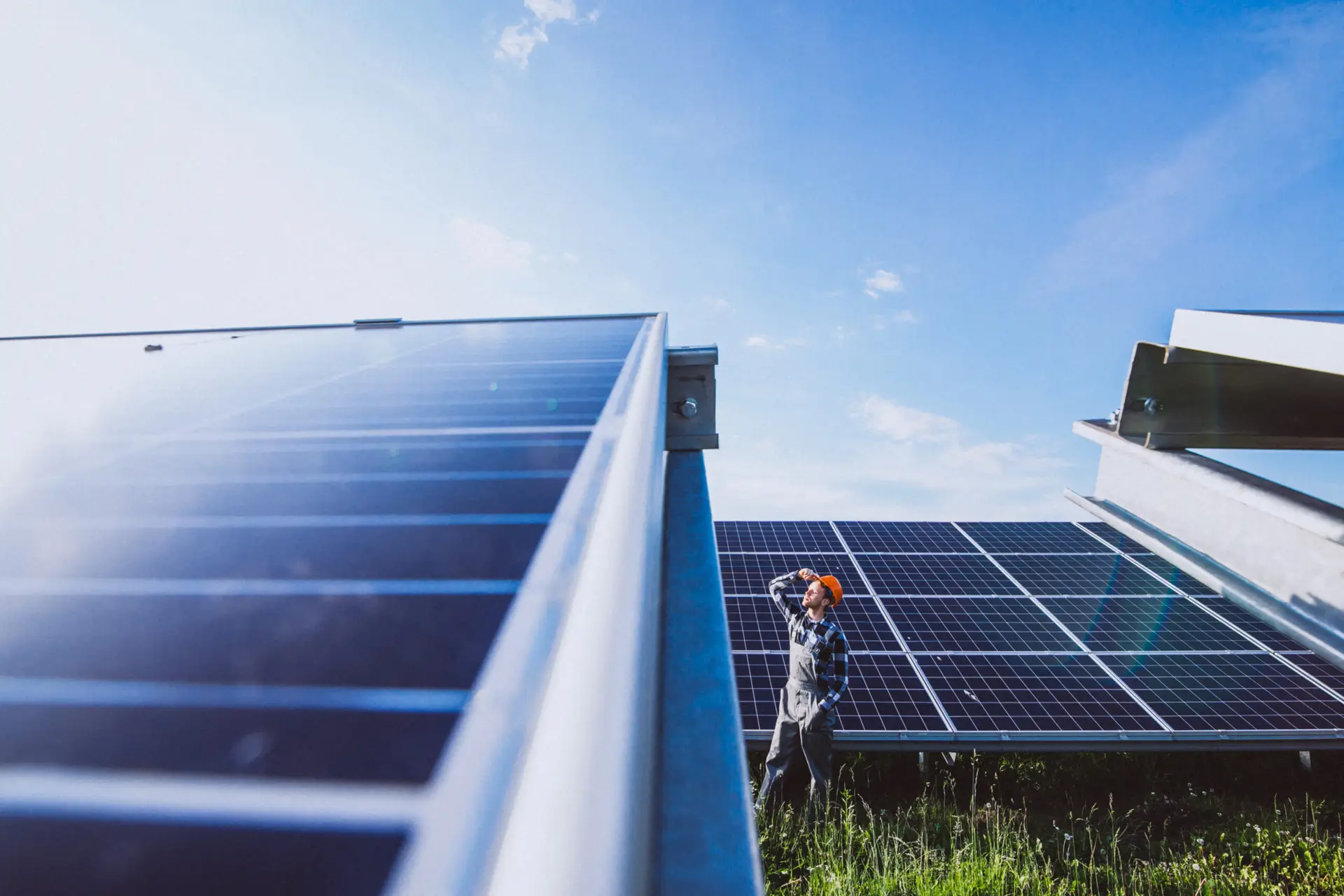 Fachkraft prüft Solarmodule auf einer Freiflächenanlage